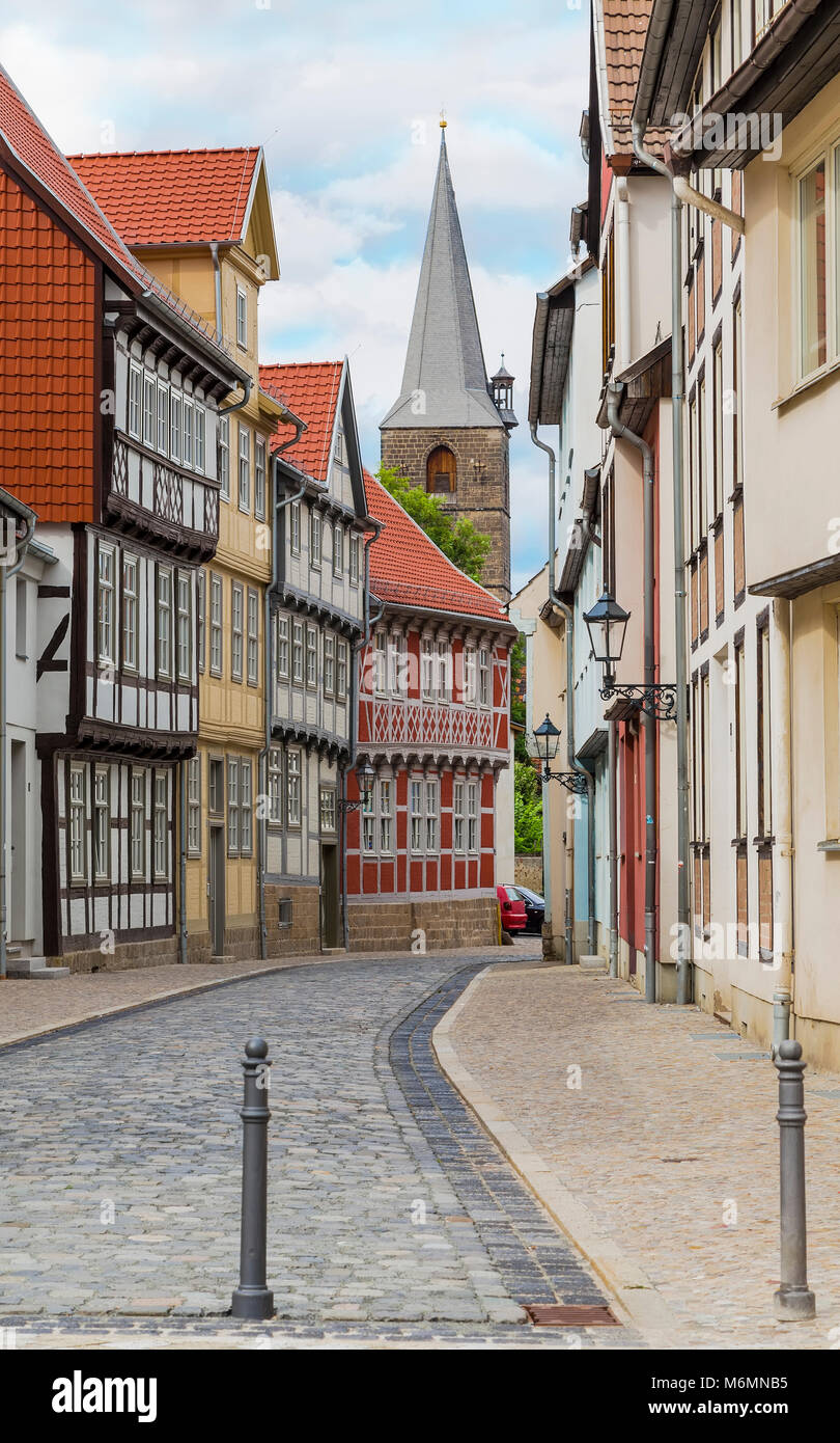 Straße mit alten Häusern und einem hohen Steinturm. Quedlinburg. Deutschland Stockfoto