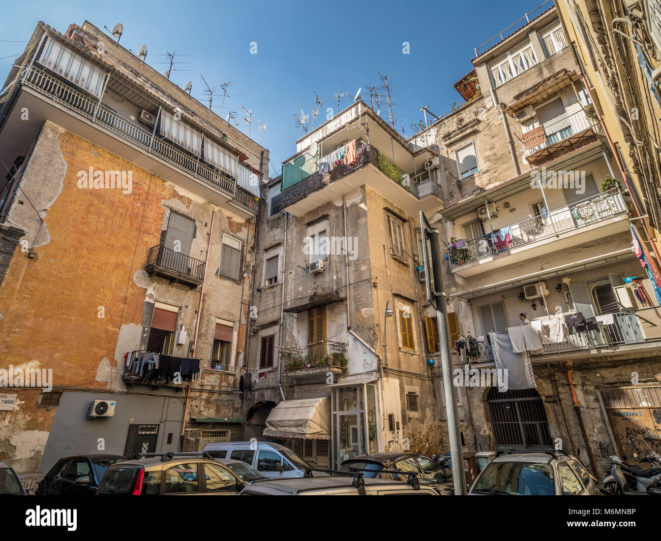 Typische Gehäuse in Wohnblocks, Neapel, Italien. Stockfoto
