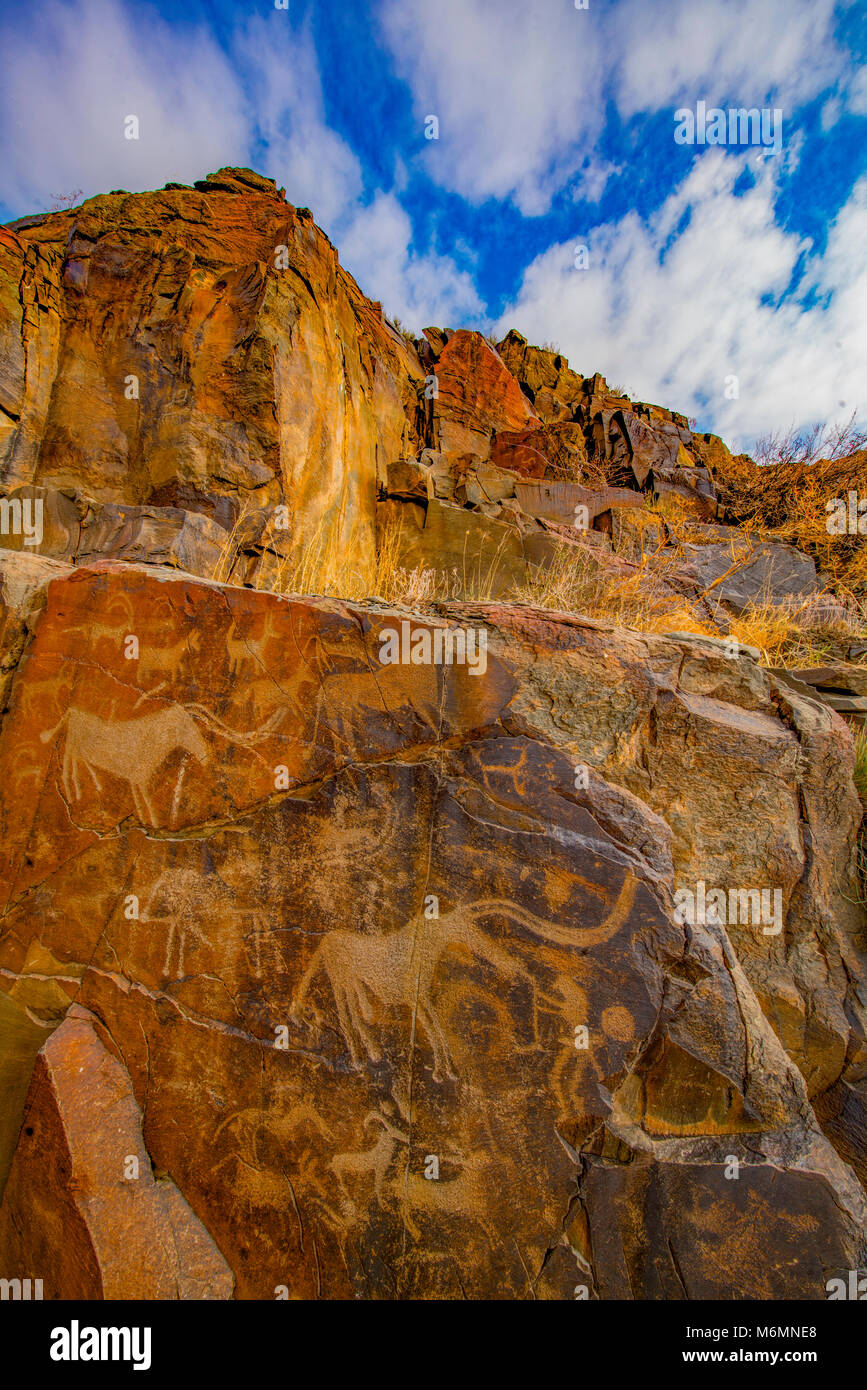 Petroglyphen von Tambaly Achaeological Landschaft, Kasachstan, Tambaly Schlucht, Chu-Lii Berge Bronzezeit rock Kunst, UNESCO Weltkulturerbe Stockfoto