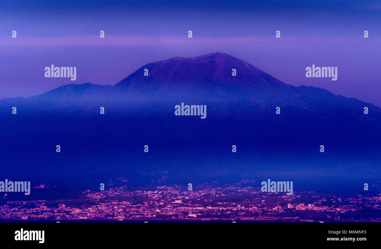 Vesuv aus der Bucht von Neapel, Italien. Stockfoto