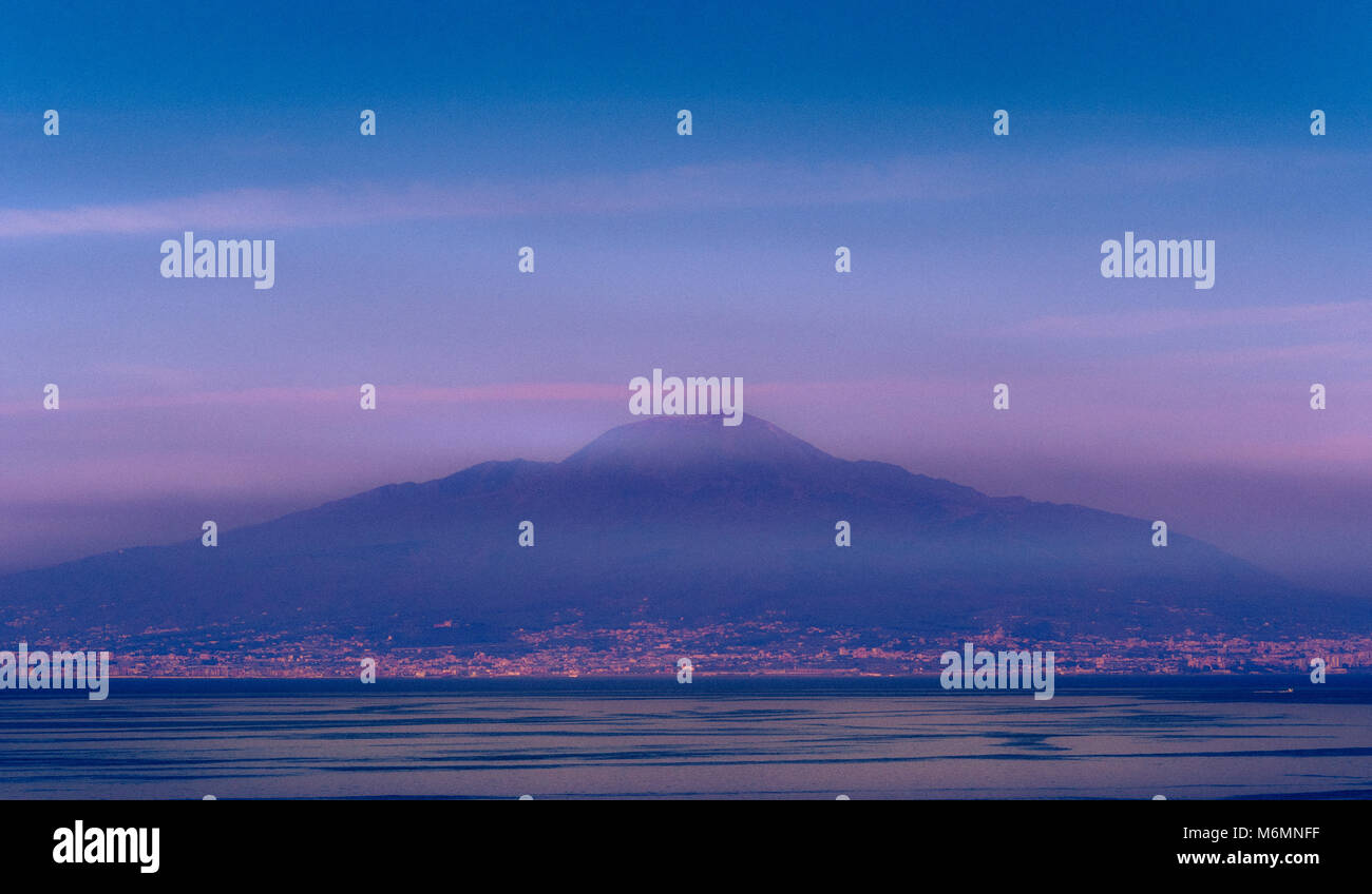 Vesuv aus der Bucht von Neapel, Italien. Stockfoto