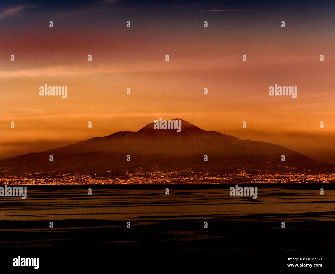 Vesuv aus der Bucht von Neapel, Italien. Stockfoto