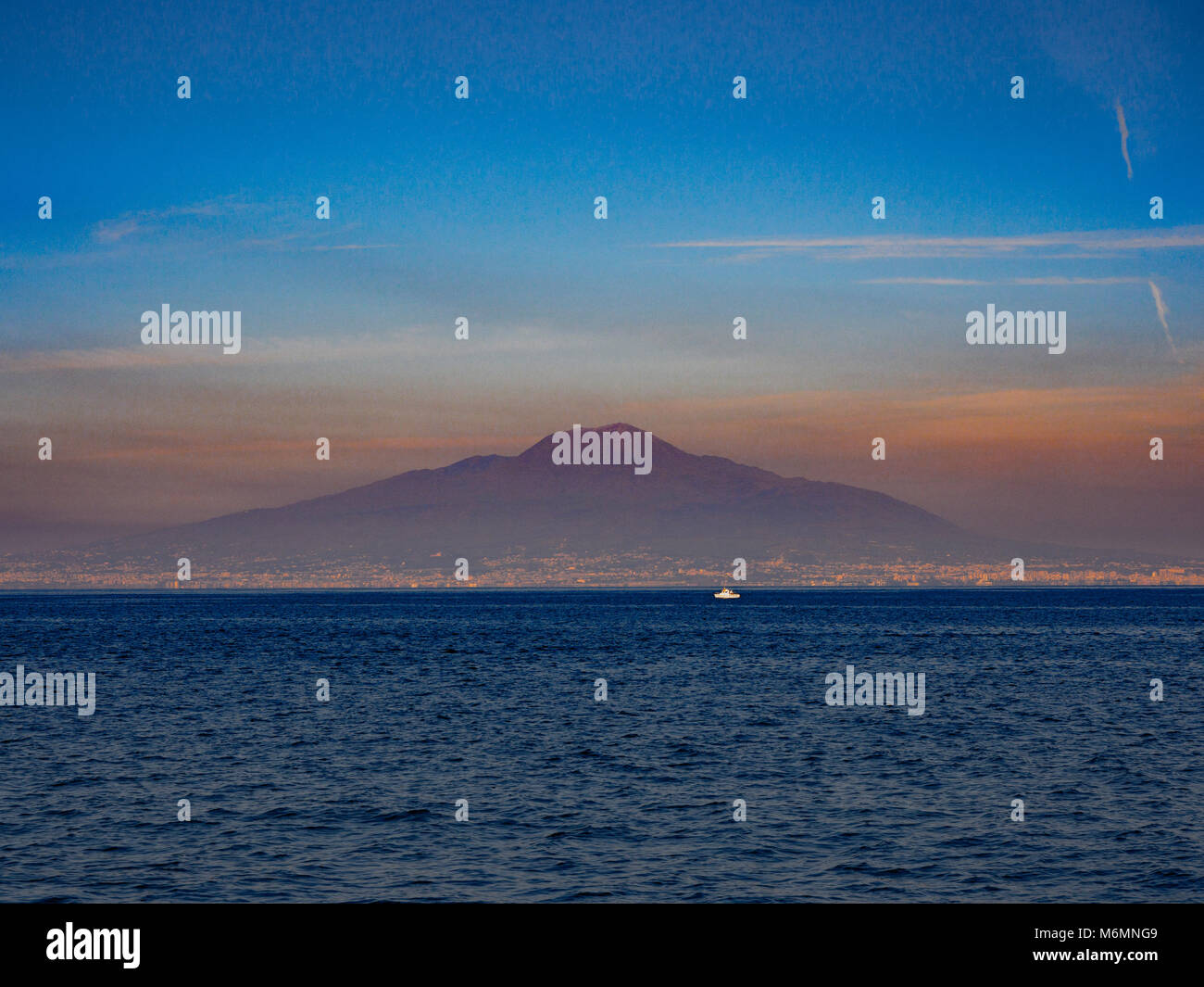 Vesuv aus der Bucht von Neapel, Italien. Stockfoto