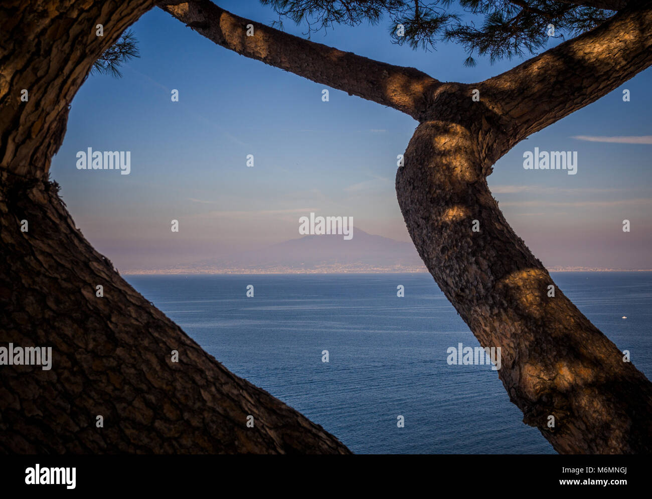 Vesuv aus der Bucht von Neapel, Italien. Stockfoto
