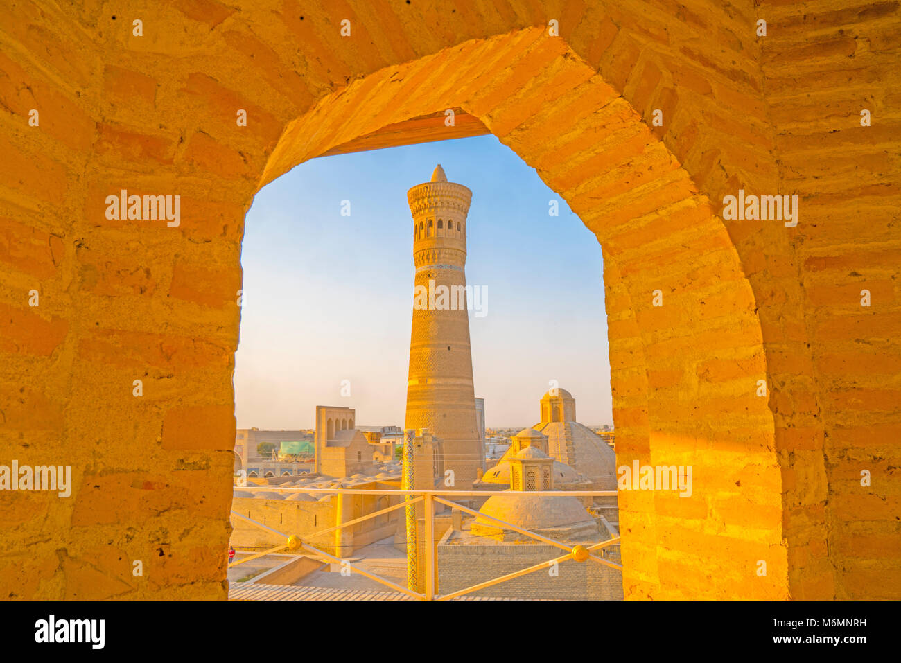 Fenster framing Kalon Minarett, Buchara, Usbekistan, gebaut 1127, das älteste Gebäude in Zentralasien Stockfoto