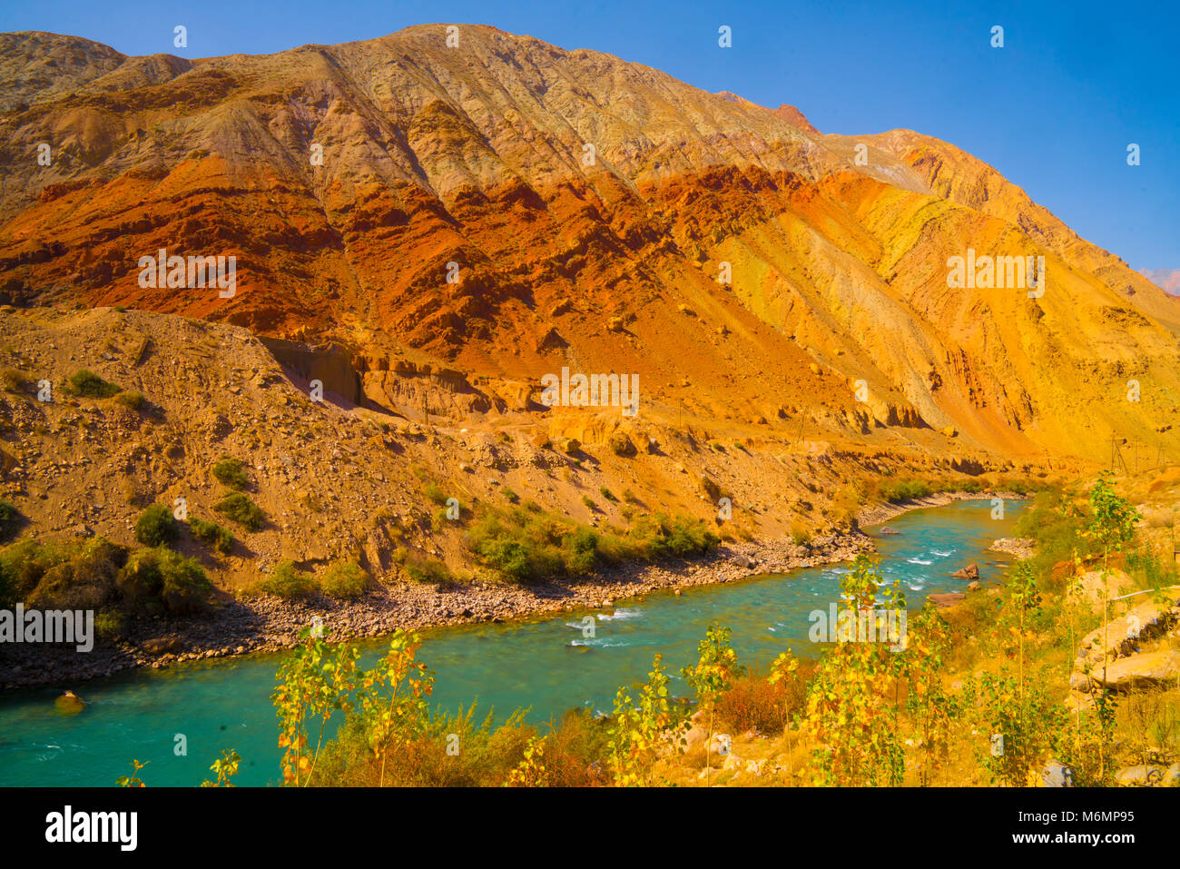 Bunte Schichten Gissar Berge im Herbst, Tadschikistan. Zentralasien Stockfoto