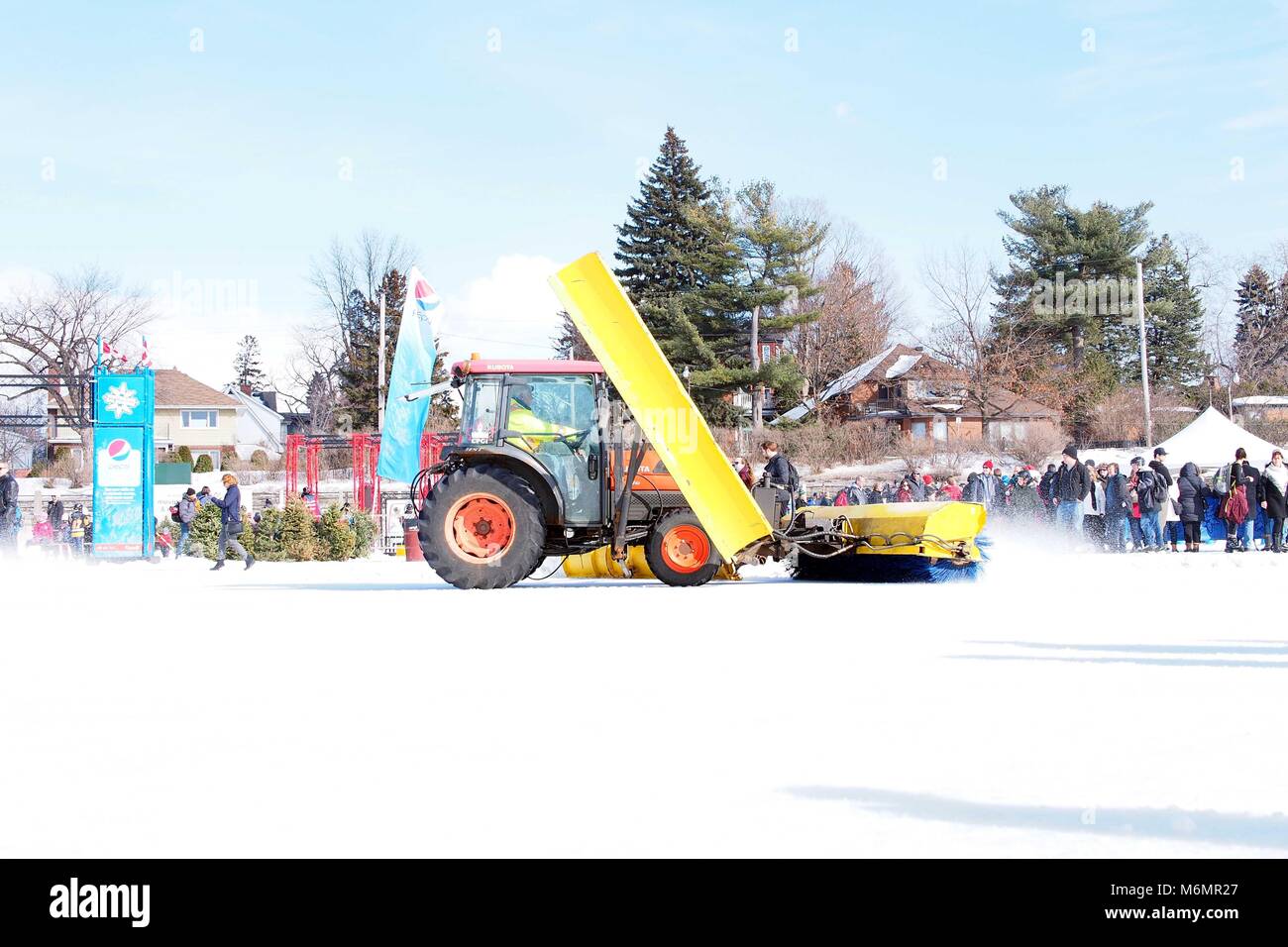 Schneepflug Pässe Winterlude Partygängern auf der Rideau Canal, Ottawa, Ontario, Kanada. Stockfoto