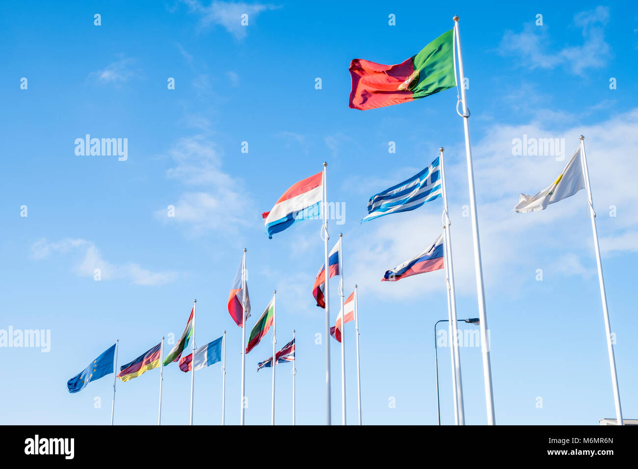 EU-Flaggen. Viele Fahnen der verschiedenen Nationen der Europäischen Union im Wind vor blauem Himmel, Hull, England, Großbritannien Stockfoto