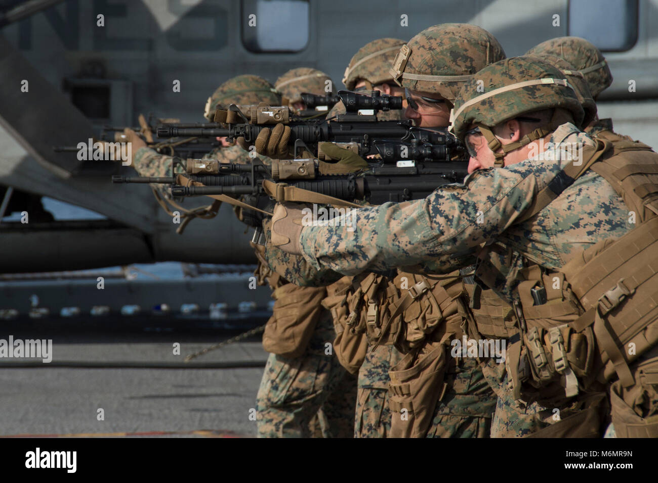 180302-N-XK 809-006 SOUTH CHINA SEA (Mar. 2, 2018) Marines, zugeordnet zu den 3d-Marine Division (MARDIV), Fire M4 Karabiner während einer Live-fire Übung auf der Steuerbordseite Flugzeug Aufzug des Amphibious Assault ship USS BONHOMME RICHARD (LHD6). Bonhomme Richard im indopazifischen Region als Teil einer regelmäßigen Patrouillen- und bietet eine schnelle Reaktionsfähigkeit im Falle eines regionalen Kontingenz oder Naturkatastrophen. (U.S. Marine Foto von Mass Communication Specialist 2. Klasse William Sykes/Freigegeben) Stockfoto