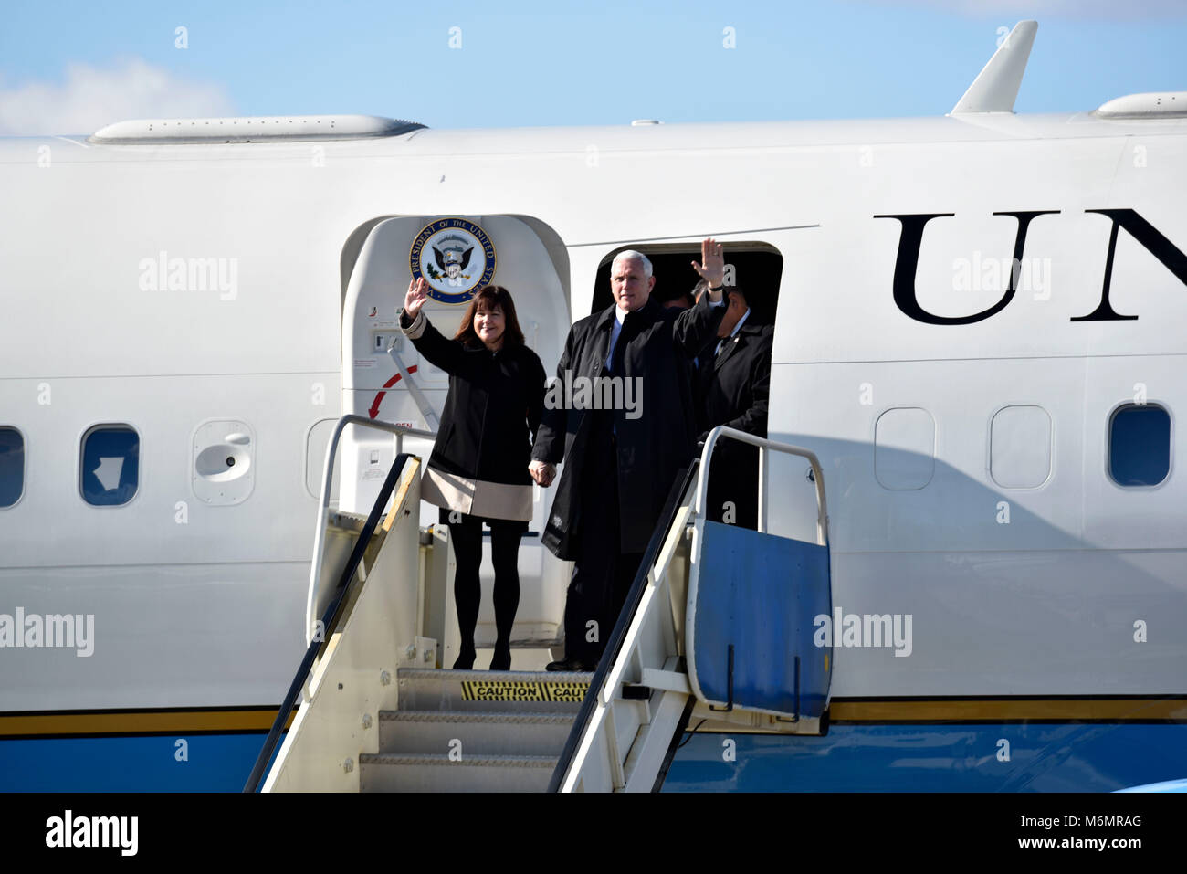 Generalmajor Leonard Isabelle, Oberst Bryan Teff und Oberst Josia Meyers Vizepräsident der Vereinigten Staaten Michael Pence in Detroit Metro Airport, 2. März 2018 begrüßt. Vice President Pence nahm sich die Zeit, Fotos und schütteln sich die Hände mit Zivilisten in Anwesenheit und Flieger aus dem 110 Angriff Flügel, Battle Creek, Michigan bei seinem Besuch zu nehmen. (Air National Guard Foto von Tech. Sgt. Jason Boyd/Freigegeben) Stockfoto