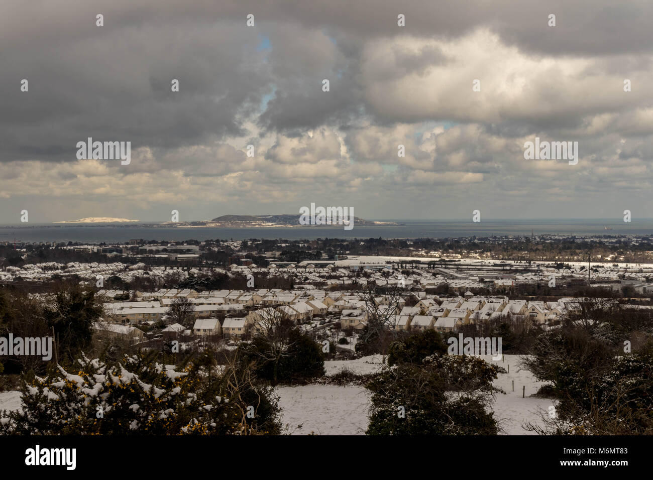 Einen malerischen Blick auf die Bucht von Dublin aus die Dublin Mountains an einem verschneiten Tag. Stockfoto