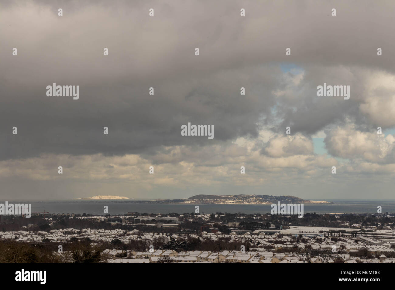 Einen malerischen Blick auf die Bucht von Dublin aus die Dublin Mountains an einem verschneiten Tag. Stockfoto