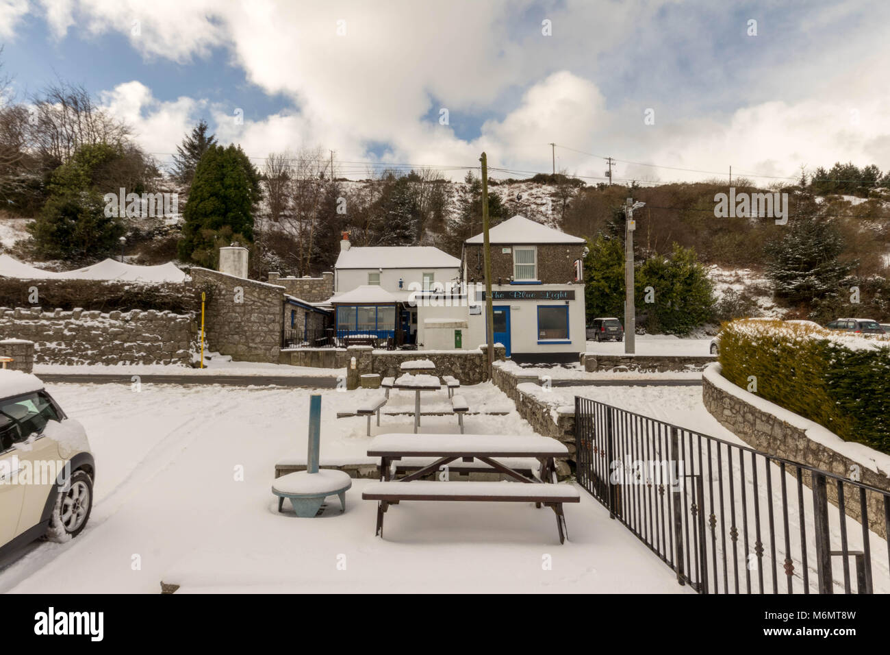 Das blaue Licht Pub, Dublin, an einem verschneiten Tag. Stockfoto