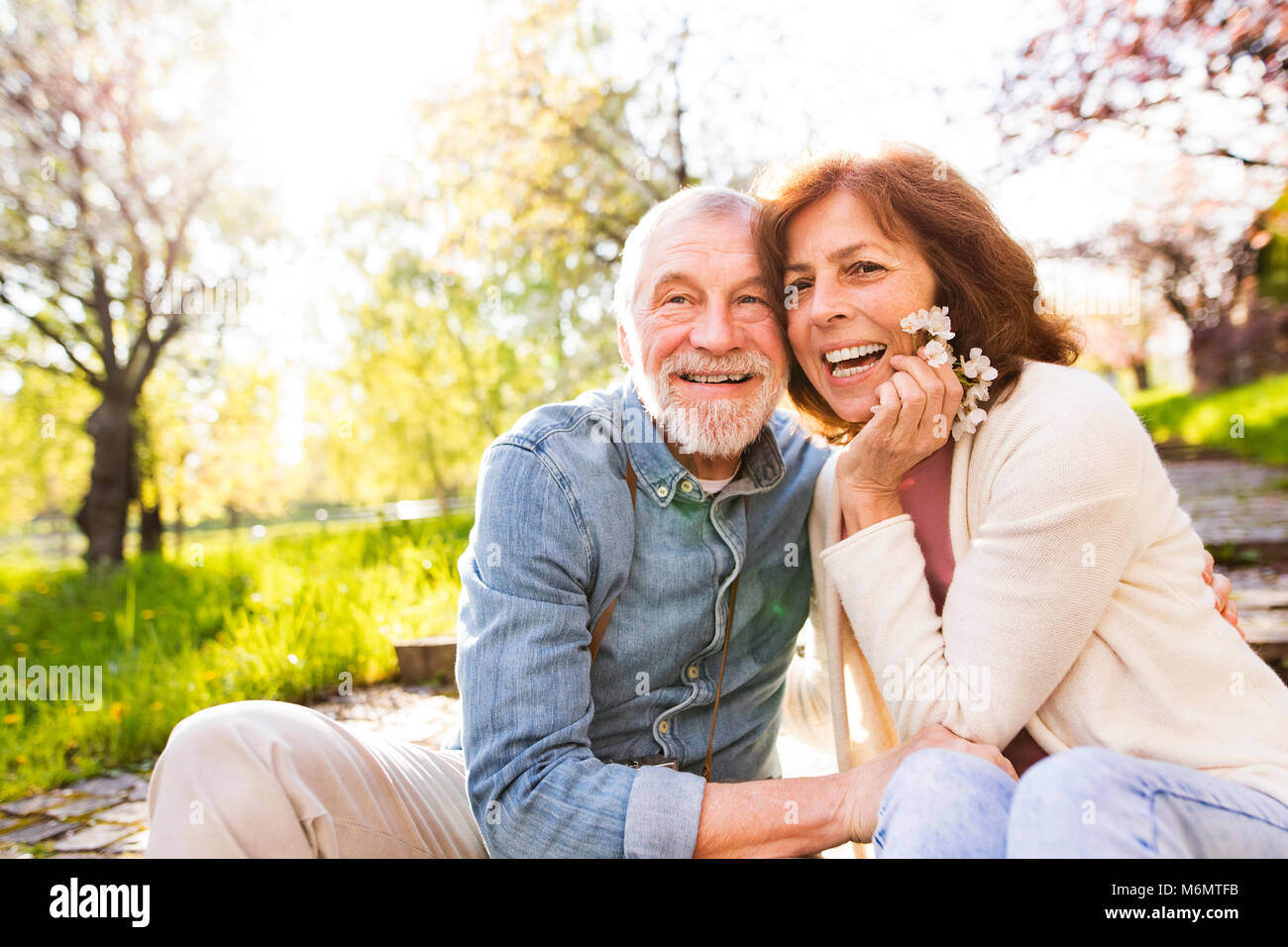 Schönes älteres Ehepaar in Liebe außerhalb im Frühjahr die Natur. Stockfoto