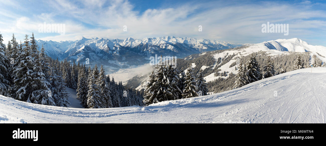 Panorama Winter Blick auf die Mittel- und Osteuropäischen österreichischen Alpen gesehen von den Skipisten von Zell am See in Österreich Stockfoto