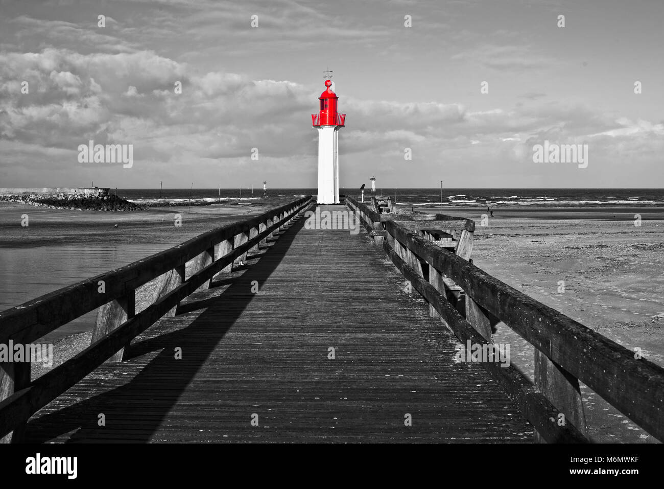 Trouville Leuchtturm, rot Selektive Farbe, Normandie, Frankreich Stockfoto
