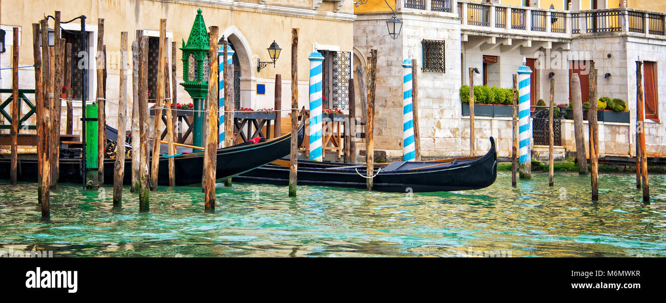 Gondeln und hölzernen Pfähle auf dem Canal Grande, Panorama von Venedig, Italien Stockfoto