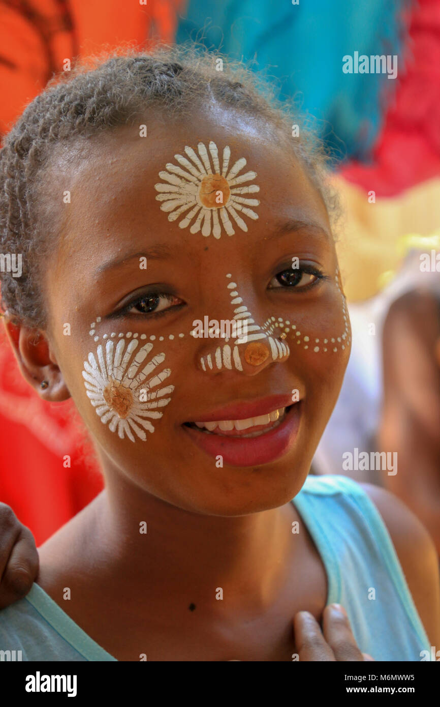 Afrika, Madagaskar, Porträt der jungen Mädchen mit bemaltem Gesicht Stockfoto