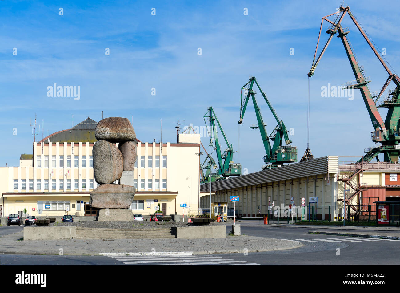 Denkmal für die Leute auf dem Meer vor dem historischen Gebäude der Maritime Station (gebaut 1933) im Hafen von Gdynia an Witold Gombrowicz Sq Stockfoto