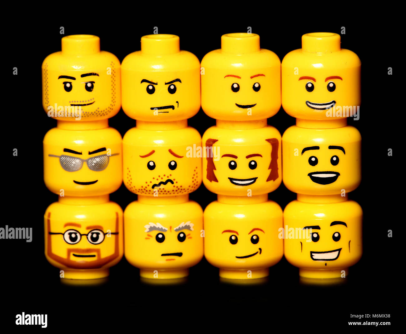 Lego Köpfe auf schwarzem Hintergrund Stockfoto