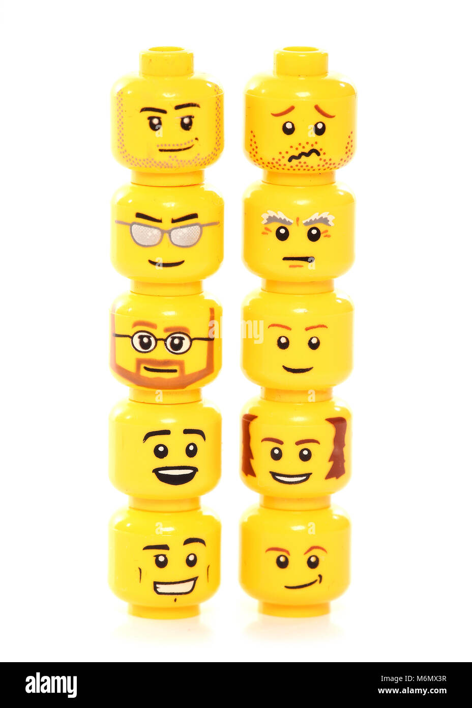 Stapel von Lego Köpfe auf weißem Hintergrund Stockfoto