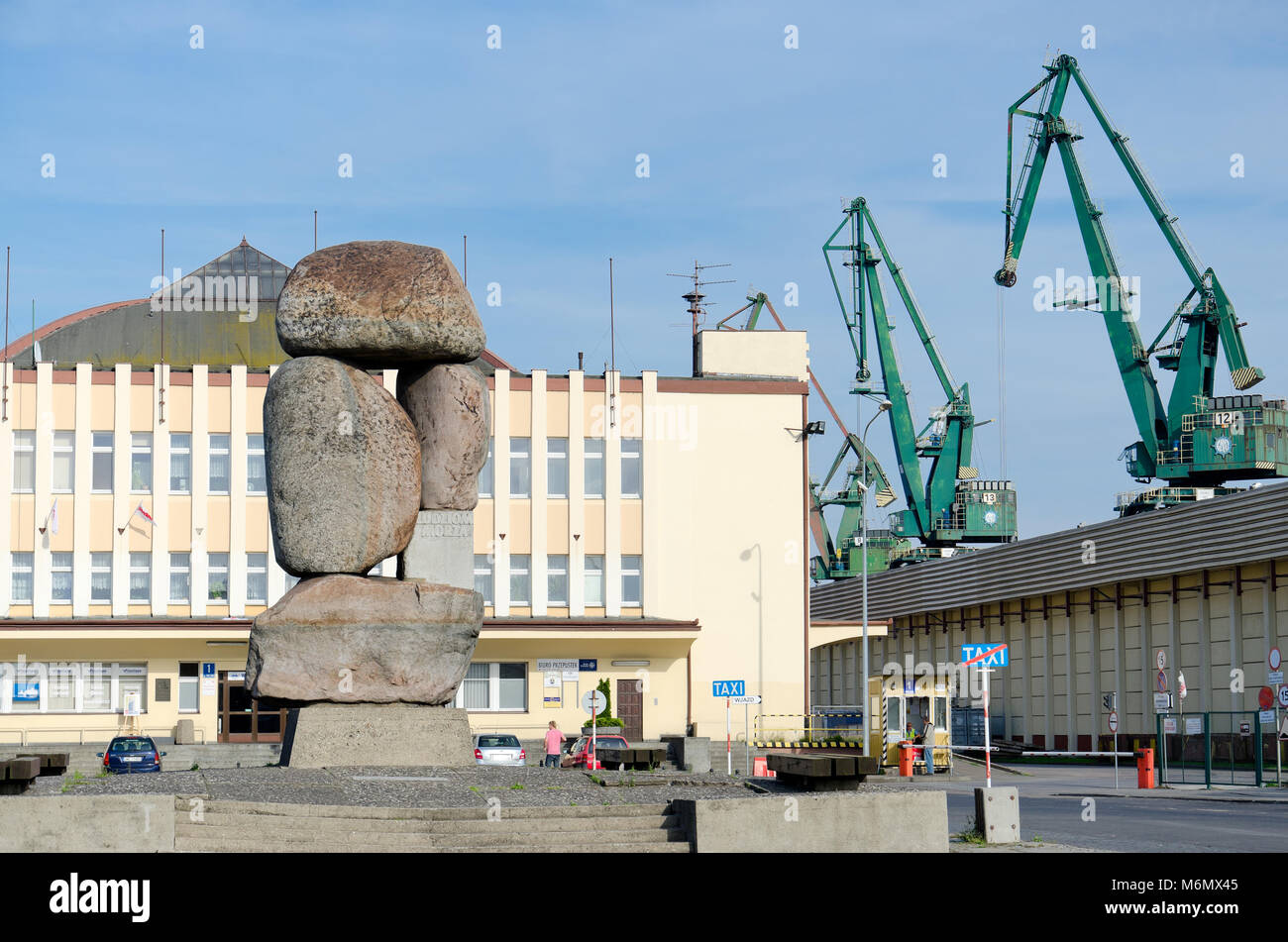 Denkmal für die Leute auf dem Meer vor dem historischen Gebäude der Maritime Station (gebaut 1933) im Hafen von Gdynia an Witold Gombrowicz Sq Stockfoto
