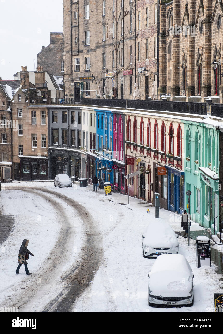 Blick auf die Altstadt Victoria Street in der Altstadt von Edinburgh nach schwerem Schnee, Schottland, Vereinigtes Königreich Stockfoto