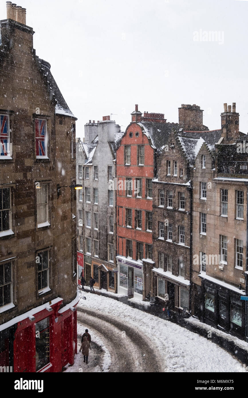 Blick auf die Altstadt Victoria Street in der Altstadt von Edinburgh nach schwerem Schnee, Schottland, Vereinigtes Königreich Stockfoto