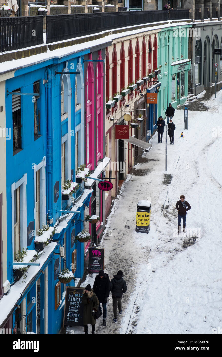 Blick auf die Altstadt Victoria Street in der Altstadt von Edinburgh nach schwerem Schnee, Schottland, Vereinigtes Königreich Stockfoto