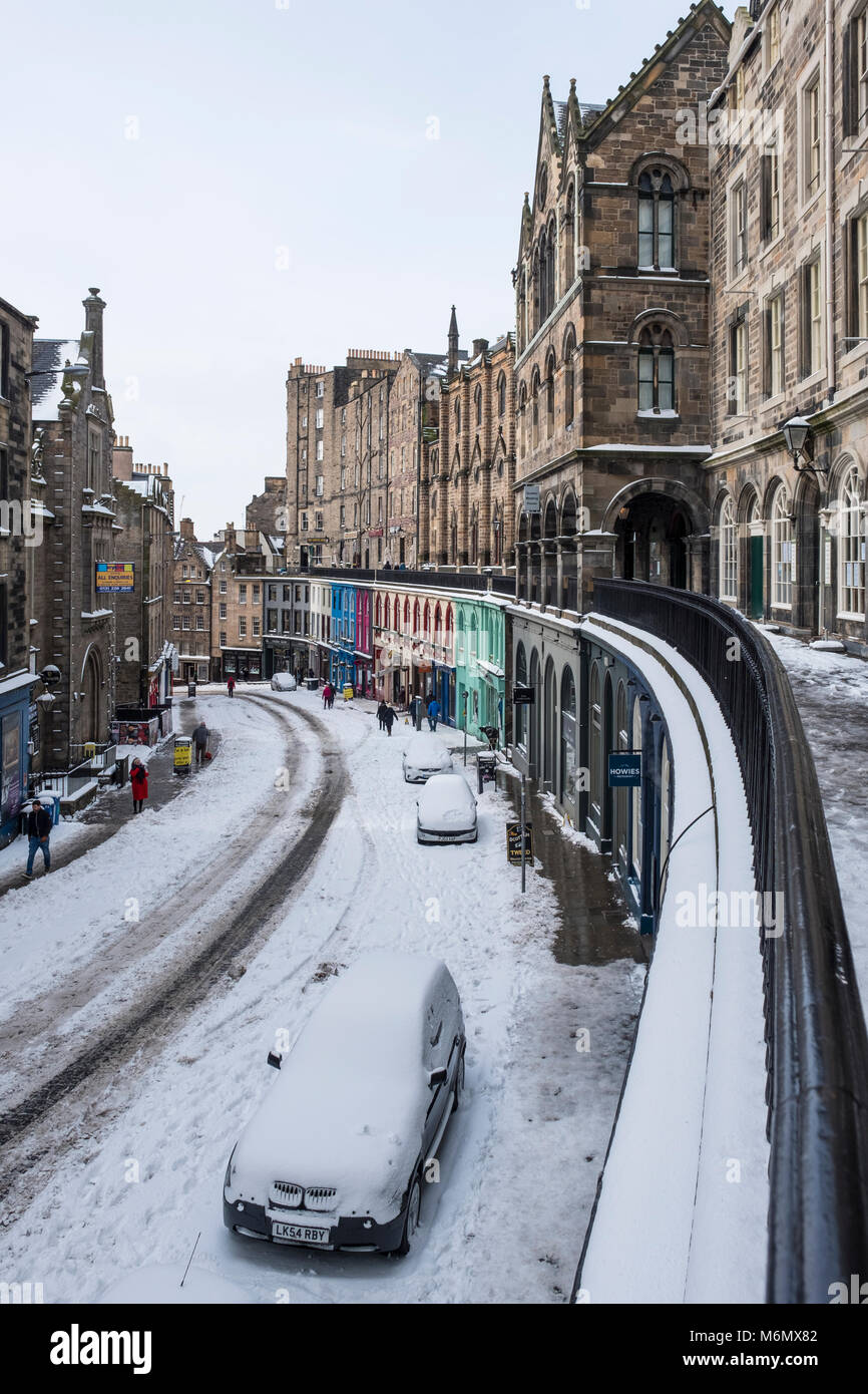 Blick auf die Altstadt Victoria Street in der Altstadt von Edinburgh nach schwerem Schnee, Schottland, Vereinigtes Königreich Stockfoto