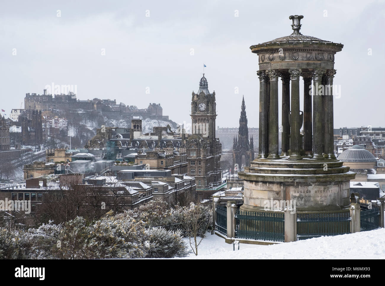 Blick vom Calton Hill über Edinburgh nach schweren Schnee fällt, Schottland, Vereinigtes Königreich Stockfoto