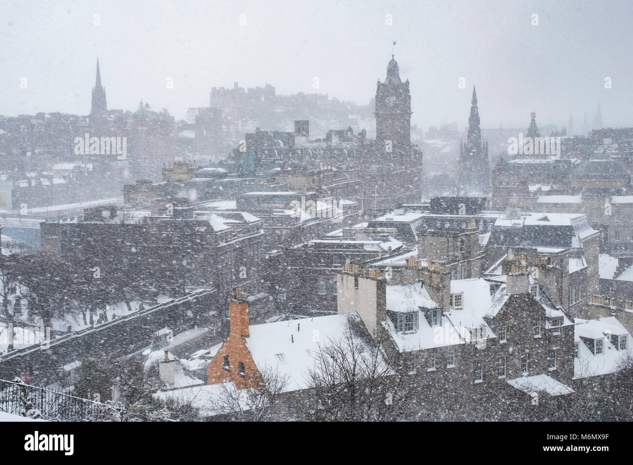 Blick vom Calton Hill über die Stadt Edinburgh während der schweren Schnee fällt, Schottland, Vereinigtes Königreich Stockfoto