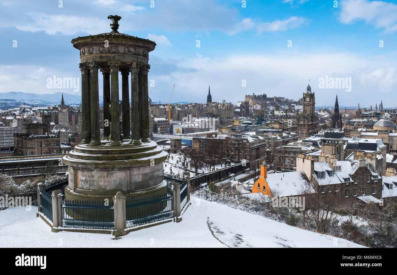 Blick vom Calton Hill über Edinburgh nach schweren Schnee fällt, Schottland, Vereinigtes Königreich Stockfoto