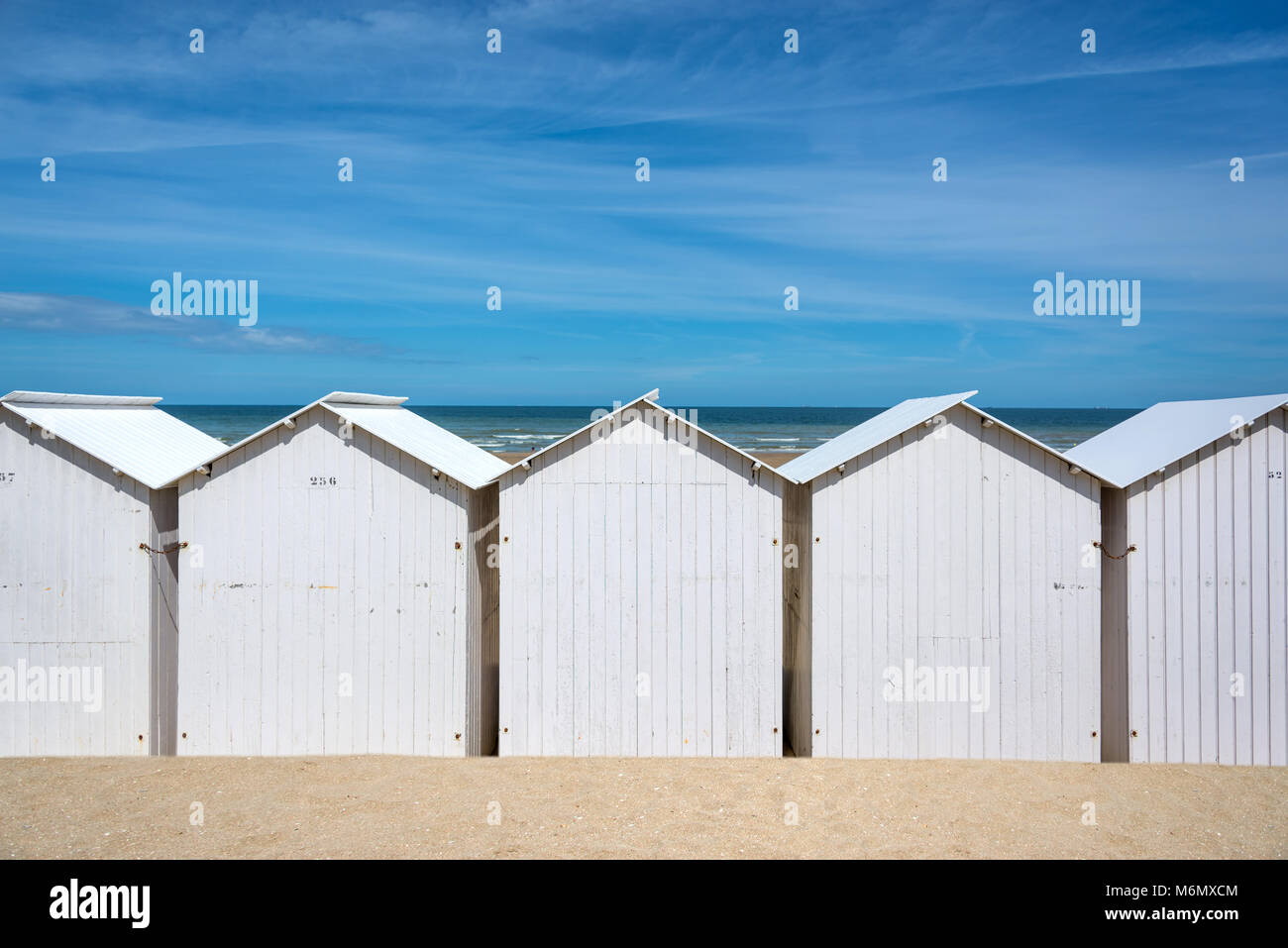 Traditionelle weiße hölzerne Badekabinen am Strand von Villers, Normandie, Frankreich Stockfoto