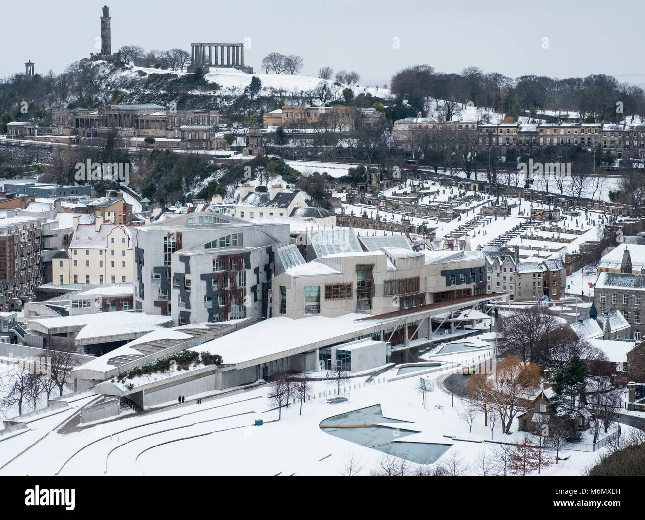 Ansicht des Schottischen Parlamentsgebäude in Holyrood nach schweren Schnee in Edinburgh, Schottland, Vereinigtes Königreich Stockfoto