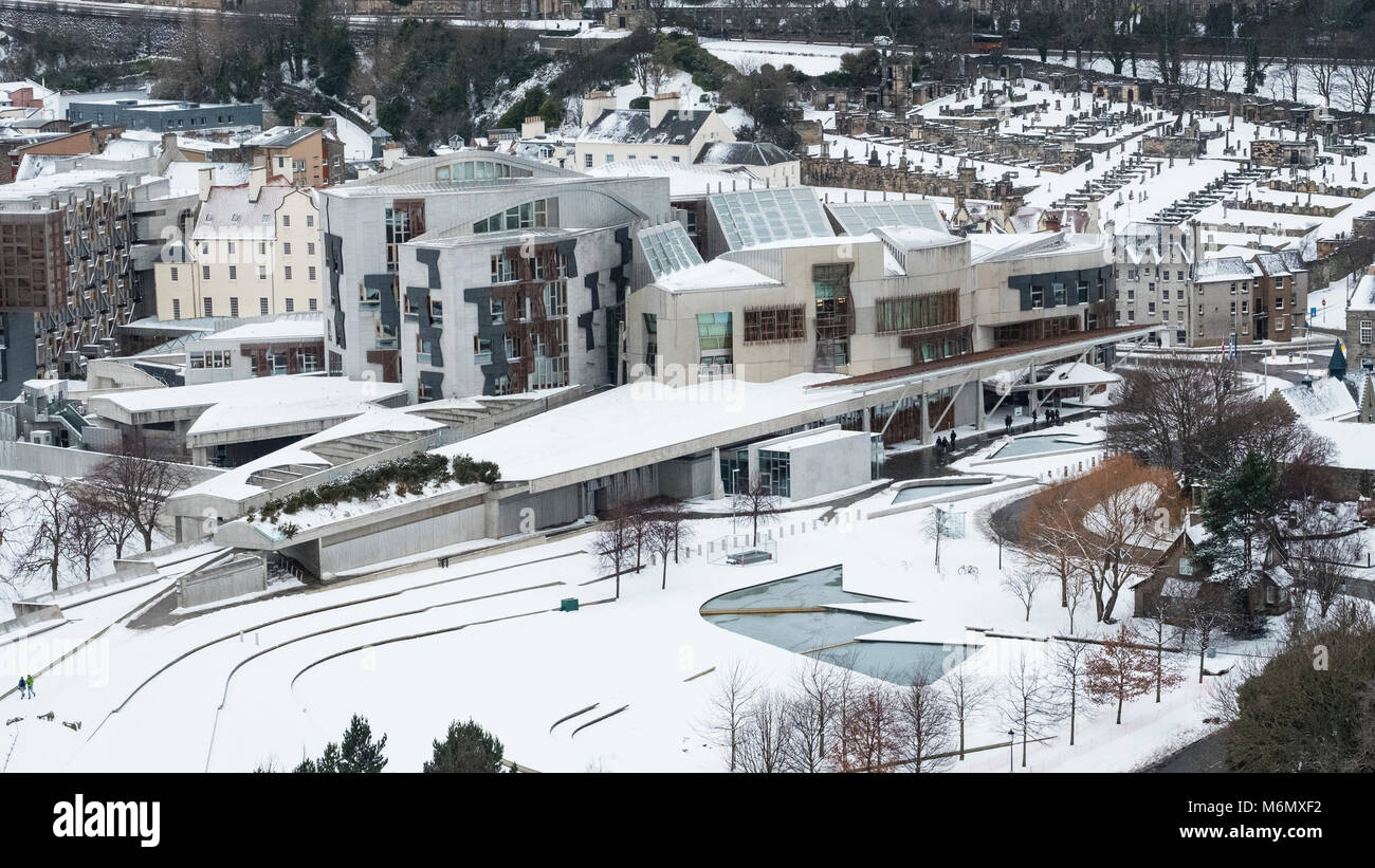 Ansicht des Schottischen Parlamentsgebäude in Holyrood nach schweren Schnee in Edinburgh, Schottland, Vereinigtes Königreich Stockfoto