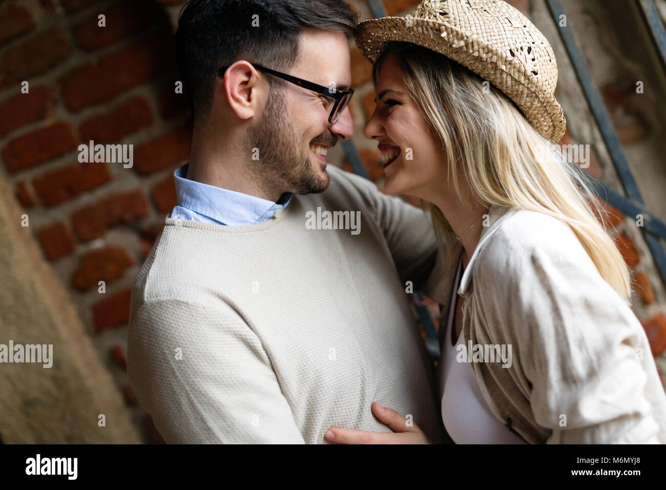 Glückliches junges Paar umarmen und Lachen Stockfoto