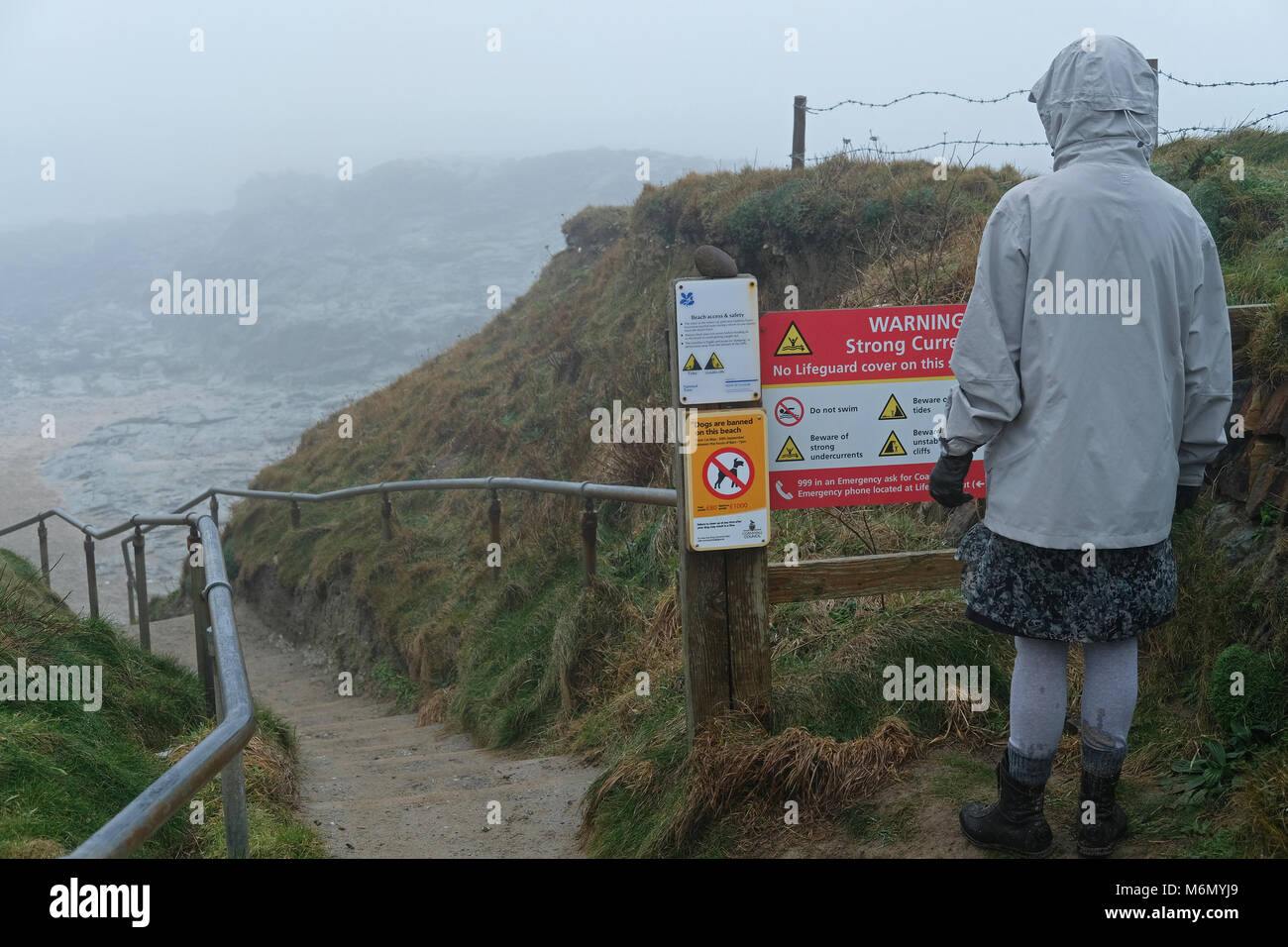 Frauen lesen Anmelden National Trust Land. Godrevy Kopf Stockfoto