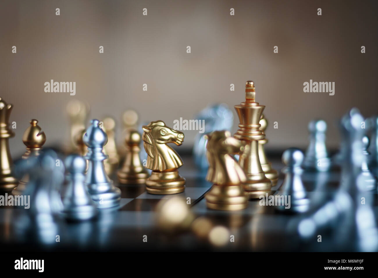 Goldene Pferd mit Feind im Spiel Metapher Taktik und Konzept Wipl Stockfoto