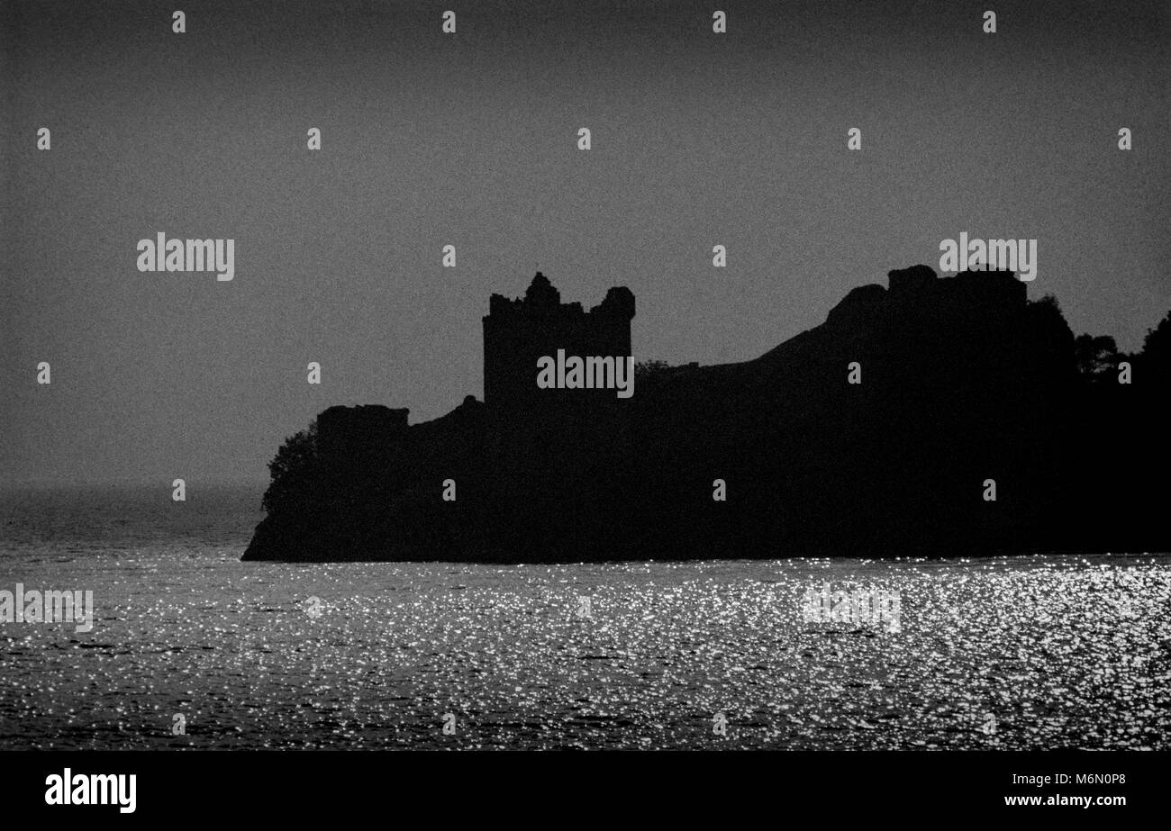 Urquhart Castle, Caisteal na Sròine sitzt neben Loch Ness in den Highlands von Schottland. Das Schloss liegt auf der A82 Road, 21 km (13 mi) süd-westlich von Inverness und 2 km (1.2 mi) östlich des Ortes Drumnadrochit. Schottland Urquhart Castle am Ufer des Loch Ness. 2000 Der heutigen Ruinen aus dem 13. bis ins 16. Jahrhundert, obwohl auf dem Gelände einer frühmittelalterlichen Befestigungsanlage errichtet. Im 13. Jahrhundert gegründet wurde, Urquhart spielte eine Rolle in den Kriegen der schottischen Unabhängigkeit im 14. Jahrhundert. Es wurde in der Folge als königliche Burg statt und wurde mehrmals überfallen von Stockfoto