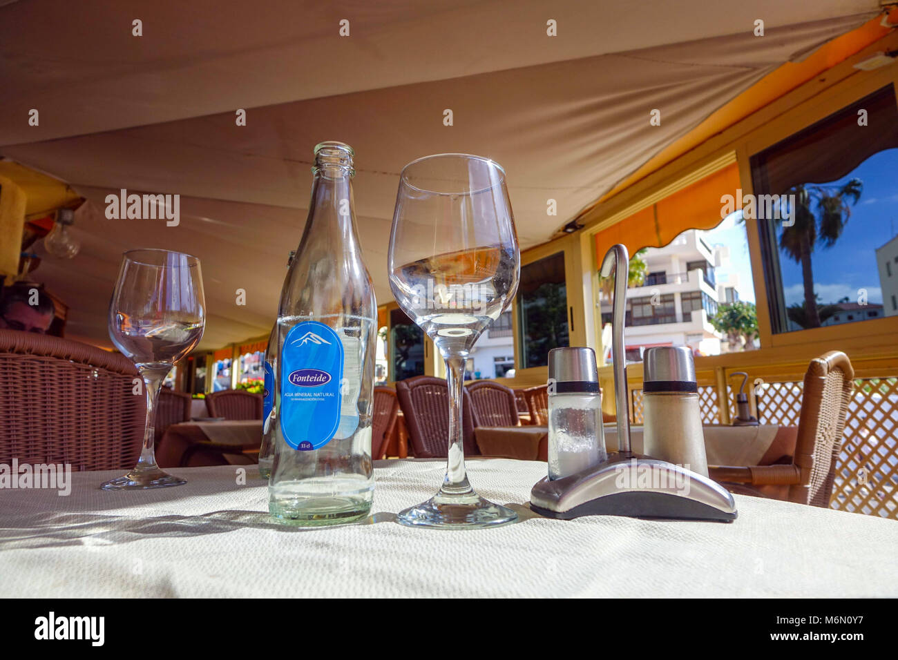 Wasserflasche, Weingläser, Sat und Pfeffer auf Tisch im Restaurant, Teneriffa, Kanarische Inseln, Spanien Stockfoto
