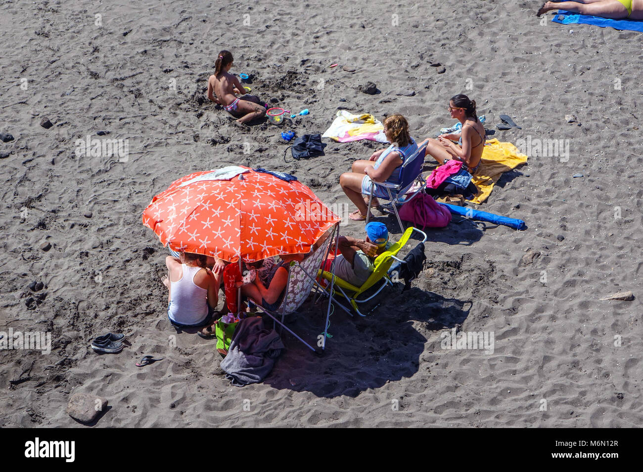 Abades Strand, Guia de Isora, Teneriffa Süd mit Familie Gruppen am Wochenende Stockfoto