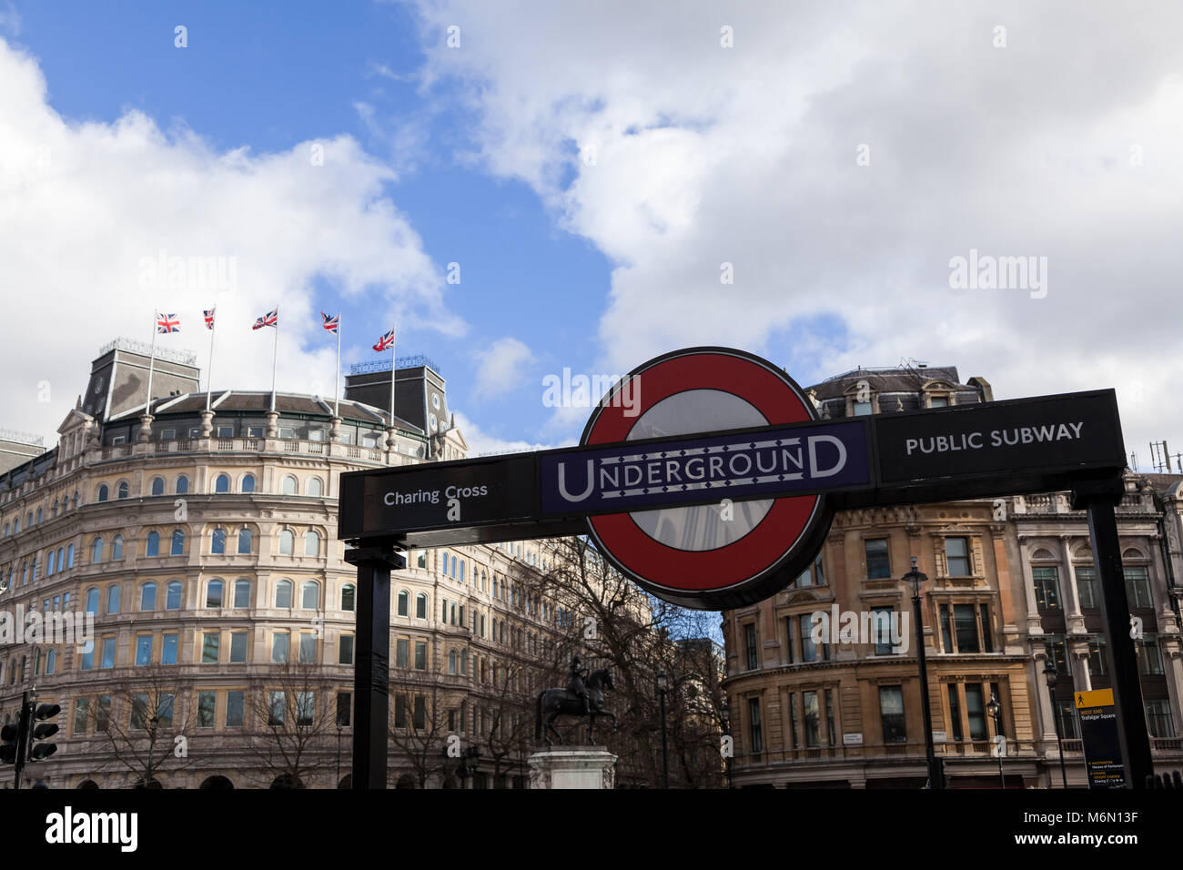 Ein Schild mit der Einfahrt zum Londoner U-Bahnhof Charing Cross am Trafalgar Square in London, Großbritannien Stockfoto