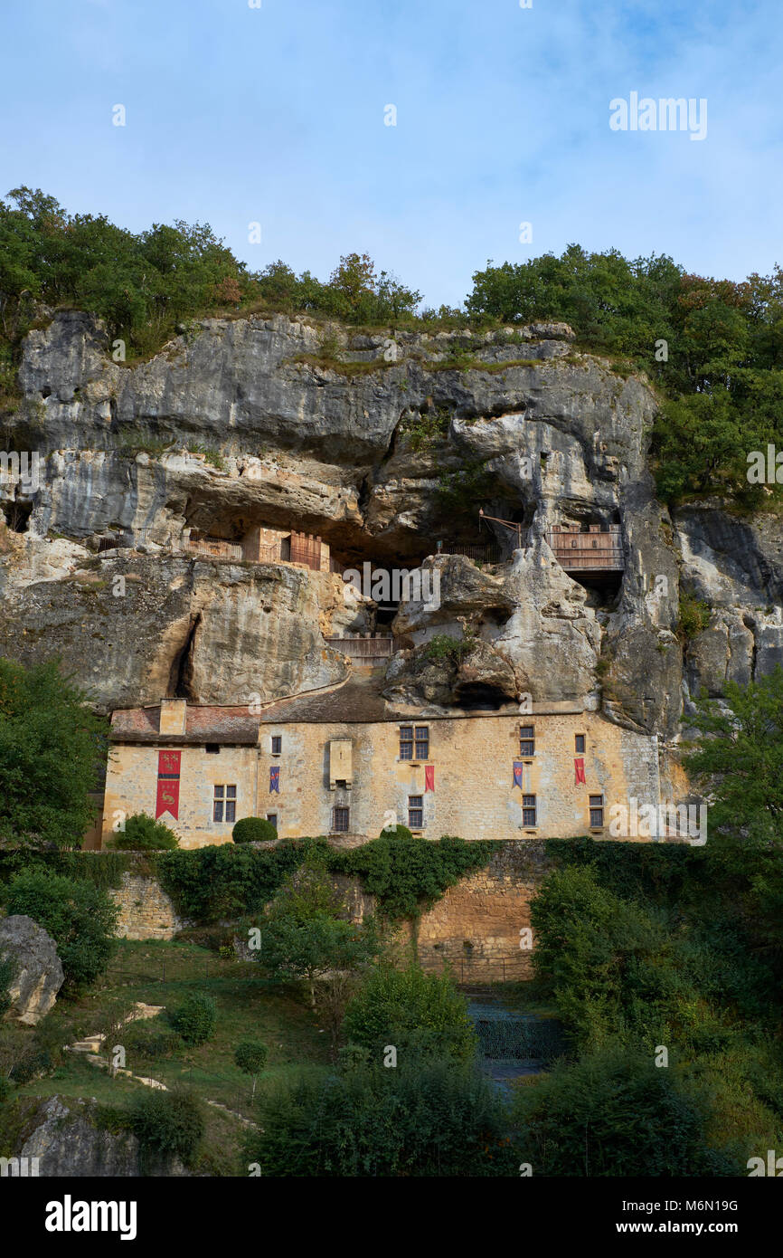 Die befestigte Manor house Maison Forte de Reignac in der Dordogne, in den Kalkstein Felsen der Vezere Tal in Frankreich gebaut wurde. Stockfoto