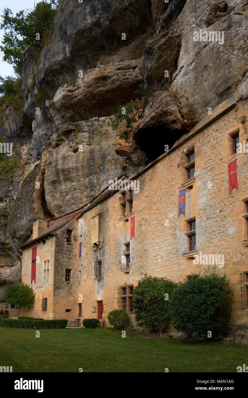 Die befestigte Manor house Maison Forte de Reignac in der Dordogne, in den Kalkstein Felswand in der Vezere Tal Frankreich gebaut wurde. Stockfoto