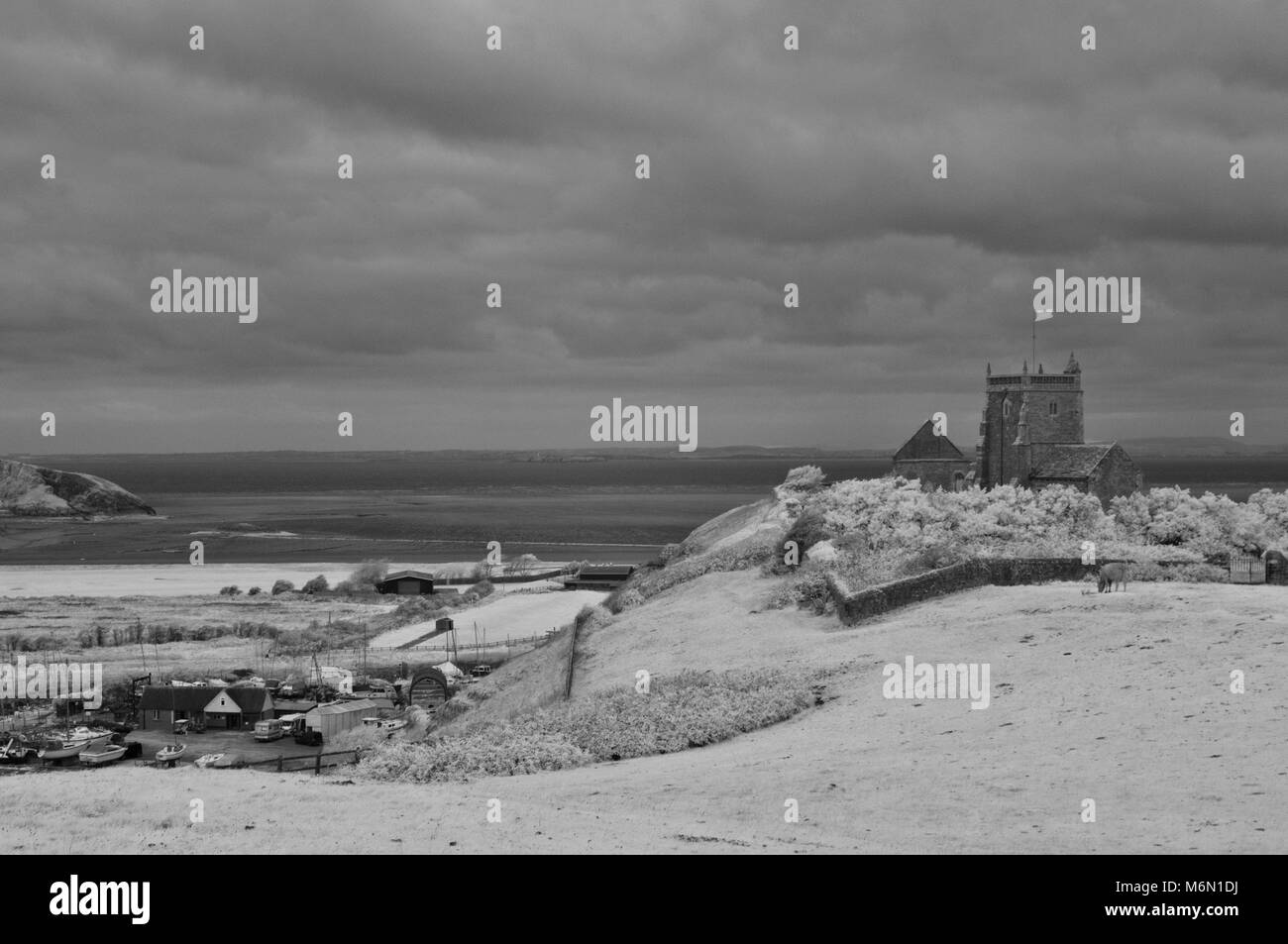 Infrarot Bild der denkmalgeschützten, teilweise zerstörten "Alten Kirche St. Nicholas' auf ansteigende Hügel in der Nähe von Weston-super-Mare in Somerset. Stockfoto