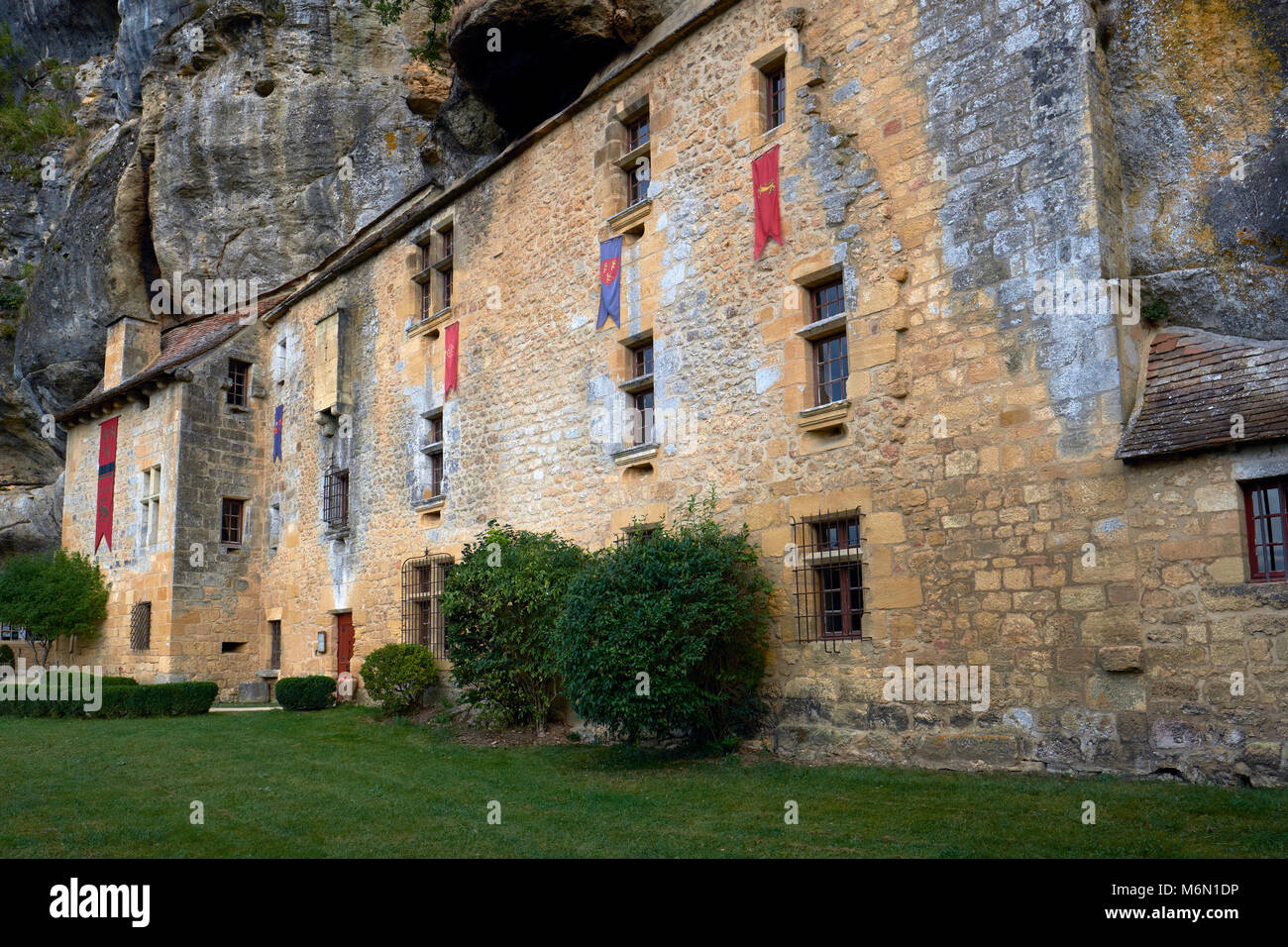 Die befestigte Manor house Maison Forte de Reignac in der Dordogne, in den Kalkstein Felswand in der Vezere Tal Frankreich gebaut wurde. Stockfoto