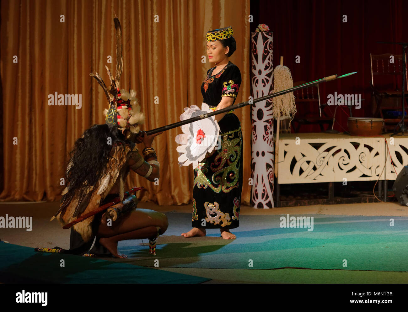 Tänzerinnen und Tänzer in traditionellen einheimischen Kostüme im Sarawak Cultural Village, Kuching, Malaysia Drucker-emulation traditionelle Tänze Stockfoto