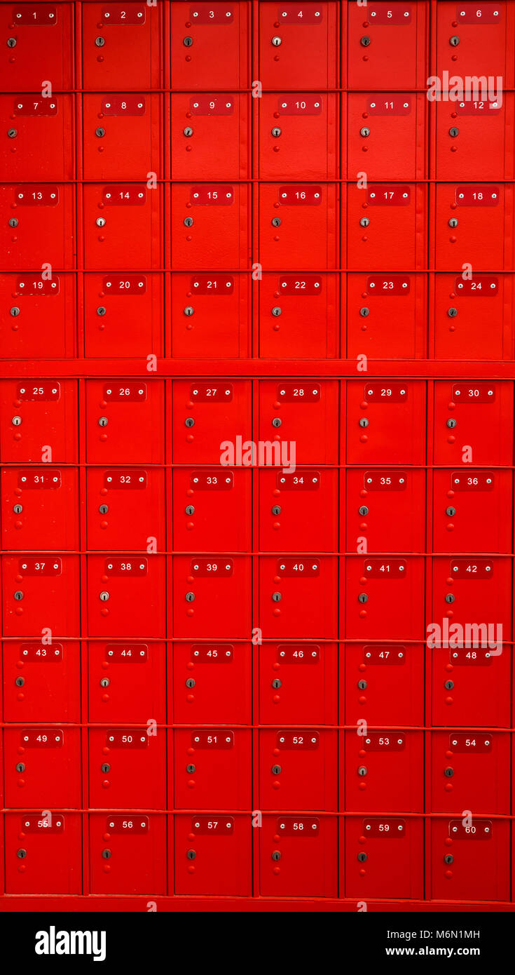 Red Schließfächer, schlüssellöchern und Mailboxen mit Zahlen Hintergrund. Stockfoto