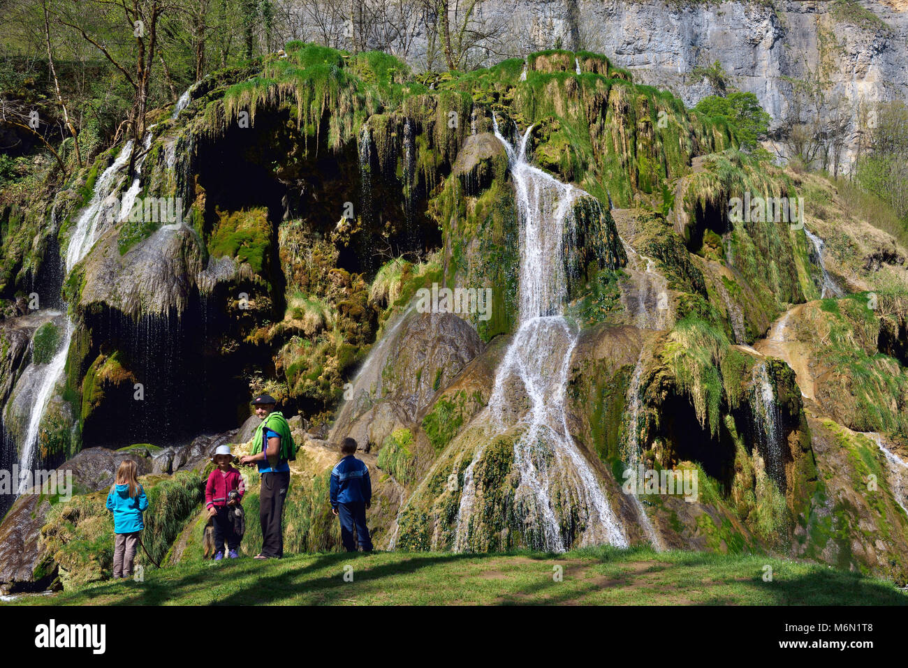 Die tufs Wasserfall auf der natürliche Standort von 'la reculee de Baume-les-Messieurs" im Jura (zentral-östlichen Frankreich) Stockfoto